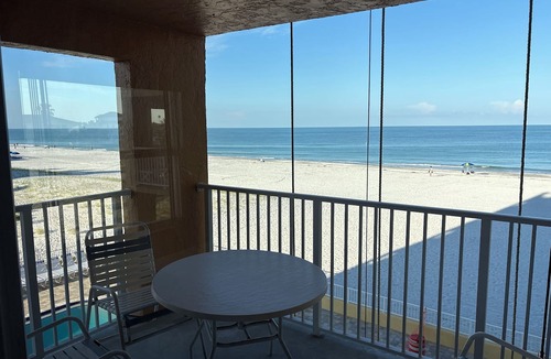 Indian Shores House | 2-bedroom building in phenomenal Indian Shores with AC comfort
