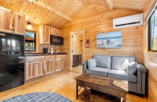 Thonotosassa Cabin | 2 Bedroom Cabin - Happy Travelers RV Resort