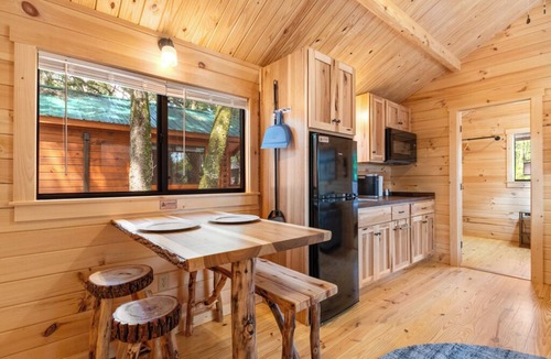 Thonotosassa Cabin | 2 Bedroom Cabin - Happy Travelers RV Resort