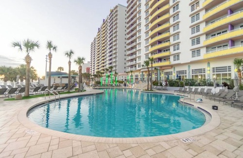 Seabreeze Historic District Condo | 2 Bedroom Lockoff Unit, Sleeps 8, 2 Living Areas, on Daytona Beach, Ocean Walk!
