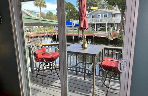 Homosassa Cottage | 2-bedroom sleeps 4, waterfront cottage and mooring near Homosassa Springs