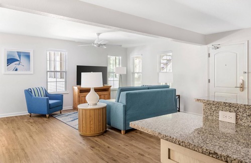 Sea Scape Hotel | 2 Bright 2BR Loft Suites w/Kitchen: Close to Dare Centre & Local Dining