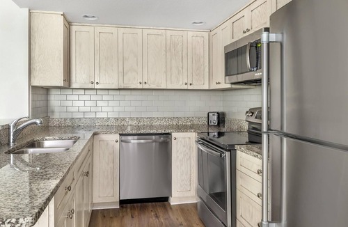 Sea Scape Hotel | 2 Bright 2BR Loft Suites w/Kitchen: Close to Dare Centre & Local Dining