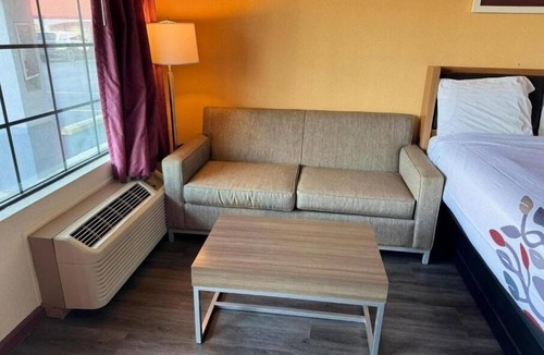 St. George Hotel | 2 Comfortable Rooms Stay Near Attractions – Includes Desk & Private Bath