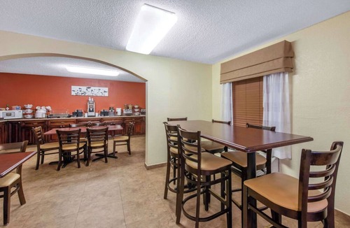 Bayou Oaks Hotel | 2 Convenient Rooms with 2 Double Beds for Short Stays Near Top Sarasota Spots