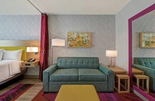 West Palm Beach Hotel | 2 King Studios w/Kitchenettes & Shuttle, 2.1mi Convention Center WPB Area