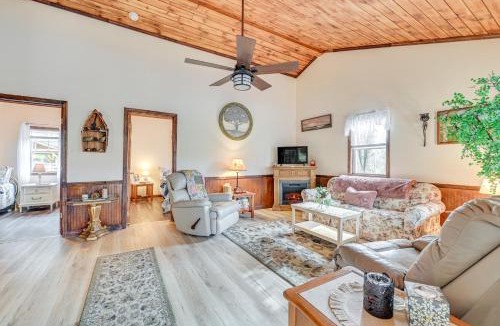 Peru House | 2 Mi to Lake Champlain! 4 Riverfront Cabins