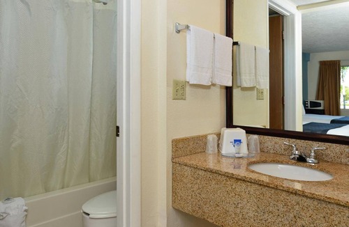 Bradenton Hotel | 2 Modern Rooms Designed for Guests Exploring the Historic Manatee Village Park