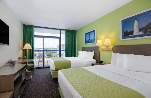 Kill Devil Hills Hotel | 2 Queen Beds Guestroom with Pool View