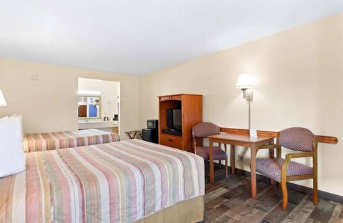 St. Augustine Beach Hotel | 2 Rooms Great for Family Vacations w/Parking & Breakfast | Butler Beach - 2 mi
