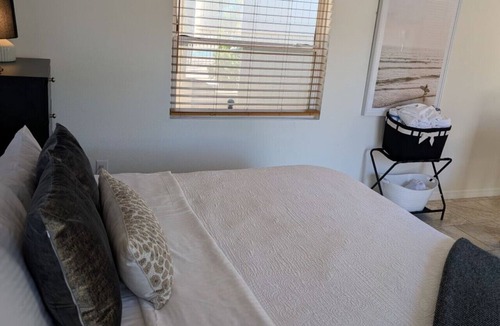 Siesta Key Hotel | #2-Studio-Beautiful,Clean King Suite,Kitchenette,Heated Pool,3-min Walk to Beach