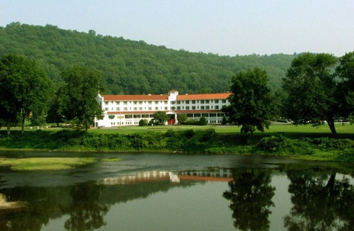 Shawnee On Delaware Hotel | 2 Units | Relax & Unwind in Nature | Ideal Stay for Golf Fans & Scenic Explorers