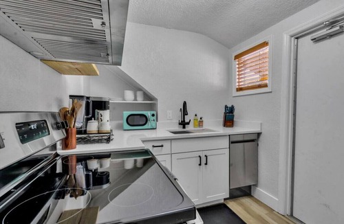 St. Petersburg Apartment | 2027 #3 · #3 Grand Central Honeymoon APT *Pets* *2nd Floor*