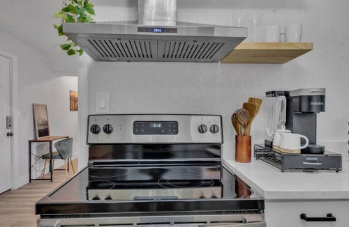 St. Petersburg Apartment | 2027 #3 · #3 Grand Central Honeymoon APT *Pets* *2nd Floor*