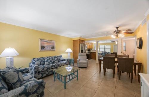 Madeira Beach Apartment | 2b 2b Ground Floor Poolside - Surf Song #118