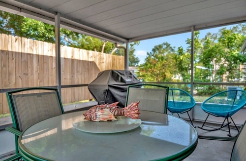 Tarpon Springs House | 2B Pet Friendly Home only 5 minutes to the Beach