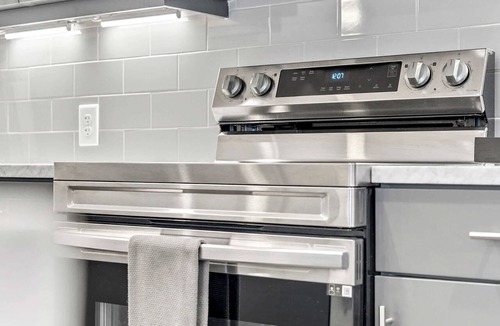 SoNo Apartment | 2B2B with Private Balcony Modern & Stylish