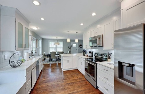 Earlewood House | 2BD 2BA Upscale Bungalow - Beautiful Yard​ + Grill