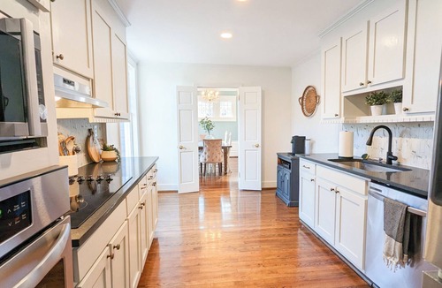 Pettigru Street Historic District Apartment | 2bed Apt - 5 min walk to Swamp Rabbit - 15min walk to downtown - 3min walk BSWA