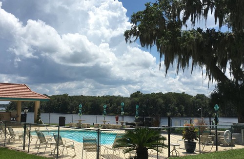 Welaka Condo | 2BR/2BA Condo on the St Johns River-Welaka Resort Living
