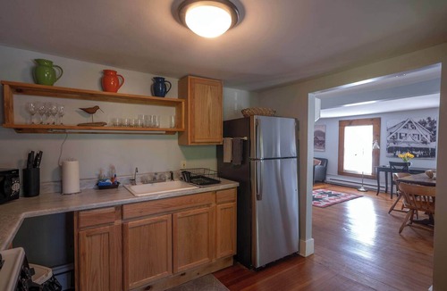 Rosendale Apartment | 2BR Pet-Friendly, Walk to Cafes, Trails & Wineries