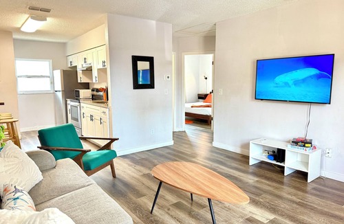 Pinellas Park Apartment | 2BR Tampa Bay Apartment Near Beaches, Bucs Stadium, Downtown St pete & Airport