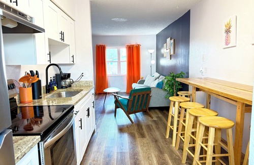 Pinellas Park Apartment | 2BR Tampa Bay Apartment Near Beaches, Bucs Stadium, Downtown St pete & Airport