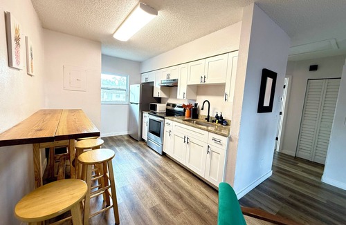 Pinellas Park Apartment | 2BR Tampa Bay Apartment Near Beaches, Bucs Stadium, Downtown St pete & Airport