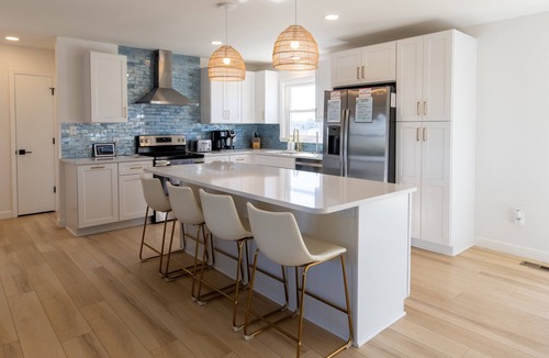 Kitty Hawk House | 🏖️2Min Walk to Ocean! Hot Tub! Huge New Deck! Quiet Road! Dogs! Open floorplan