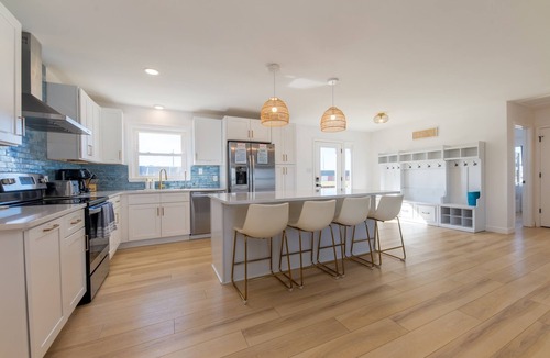 Kitty Hawk House | 🏖️2Min Walk to Ocean! Hot Tub! Huge New Deck! Quiet Road! Dogs! Open floorplan
