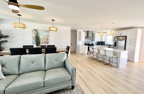 Kitty Hawk House | 🏖️2Min Walk to Ocean! Hot Tub! Huge New Deck! Quiet Road! Dogs! Open floorplan