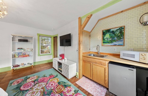 Milton House | 2nd Story Apt: King/Full/Twin in Historic 1876 Lank House, walk to Dogfish Head!