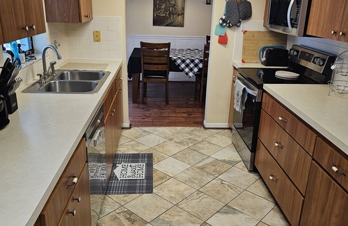 Crystal River House | 3/3 fits 16 people, jacuzzi tub, pool, pet friendly! Kid games and more!
