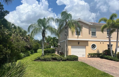 Palmer Ranch House | 3-bd, 2.5-ba end unit townhome in amazing gated community within Palmer Ranch