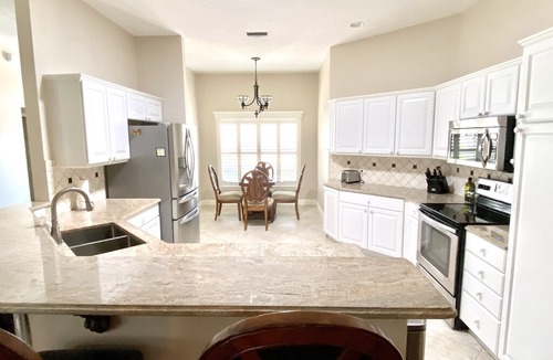 Virginia Trace House | 3 bdrm/2 bath close to Lake Sumter Landing with golf cart!