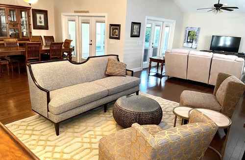 Virginia Trace House | 3 bdrm/2 bath close to Lake Sumter Landing with golf cart!