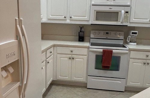 Candler House | 3 bed/2 bath house in The Villages! Pet friendly, pool, hot tub and internet!
