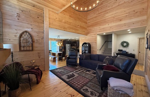 Charter Hills Cabin | 3 bedroom 2.5 bath Log Cabin HVAC in Beech Mountain perfect getaway sleeps 10!