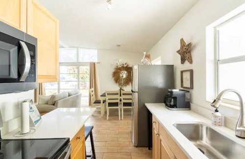Sarasota House | 3 bedroom 2 bath in a quiet neighborhood with HEATED POOL