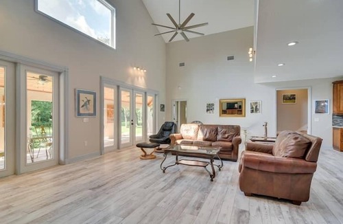Disston Heights Apartment | 3 Bedroom 803873 by Houzlet