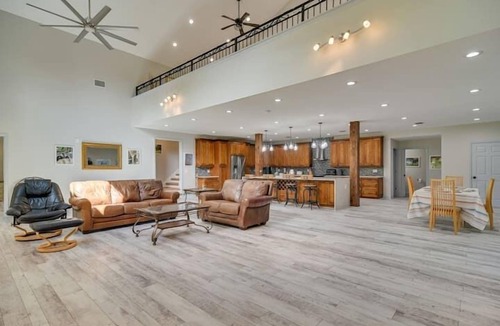 Disston Heights Apartment | 3 Bedroom 803873 by Houzlet