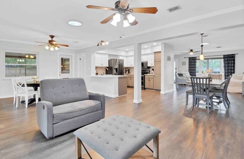 Largo House | 3-bedroom pool house with screened in lanai in serene Largo with coastal breeze