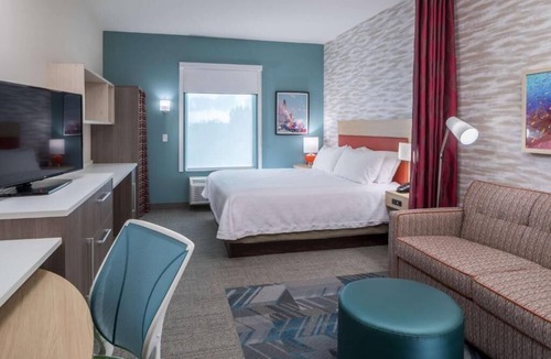 Port Canaveral Hotel | 3 Bright King Studios w/Pool Bar & Breakfast | Near Cocoa Beach Pier
