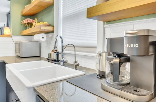 Murray Hill House | 3 King Beds - Family Friendly - Central Location.