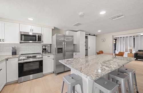 Ozona House | 3 miles to Honeymoon Island~ Firepit & Pool