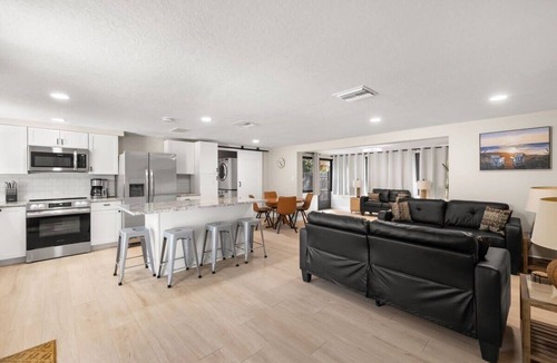 Ozona House | 3 miles to Honeymoon Island~ Firepit & Pool