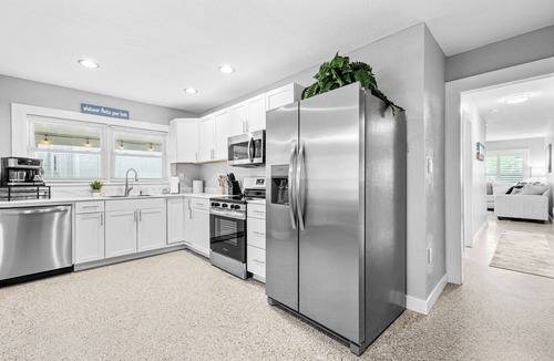 Madeira Beach House | 3 Minute Walk to Beach! Sleeps up to 9- Gorgeous Beach Home