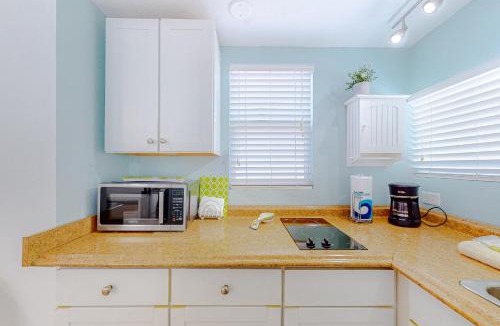 Bradenton Beach House | 3 Palms Cottage & Blue Turtle Bungalow