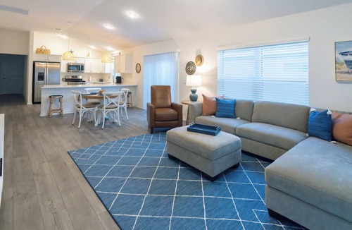 Sumter County House | 3BR 2B Courtyard Villa with Golf Cart & E-Bikes! Next to Eastport!