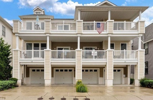 Wildwood Condo | 3BR, 2BA Wildwood condo, 2 blocks to beach, parking, linens, 5 queen beds.
